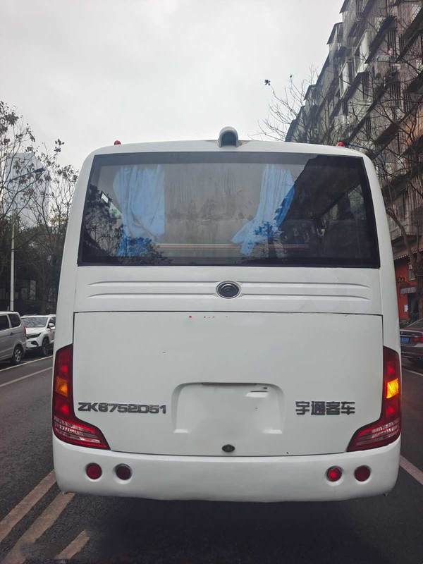 Χρησιμοποιημένα χρησιμοποιημένα LHD Yutong εμπορικών σημάτων ZK6761 το 2017 έτος ΕΥΡΟ- Β 29 Yuchai diesel άσπρα δημόσια χρησιμοποιημένα λεωφορείο λεωφορεία καθισμάτων μηχανών