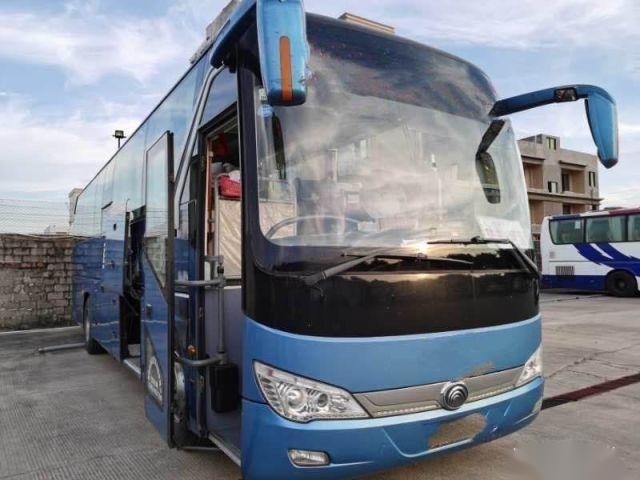 Η αριστερή οδήγηση Yutong 49 λεωφορείο χεριών καθισμάτων ZK6110 2$ος άφησε στην οδήγηση δύο πόρτες οπίσθια μηχανή