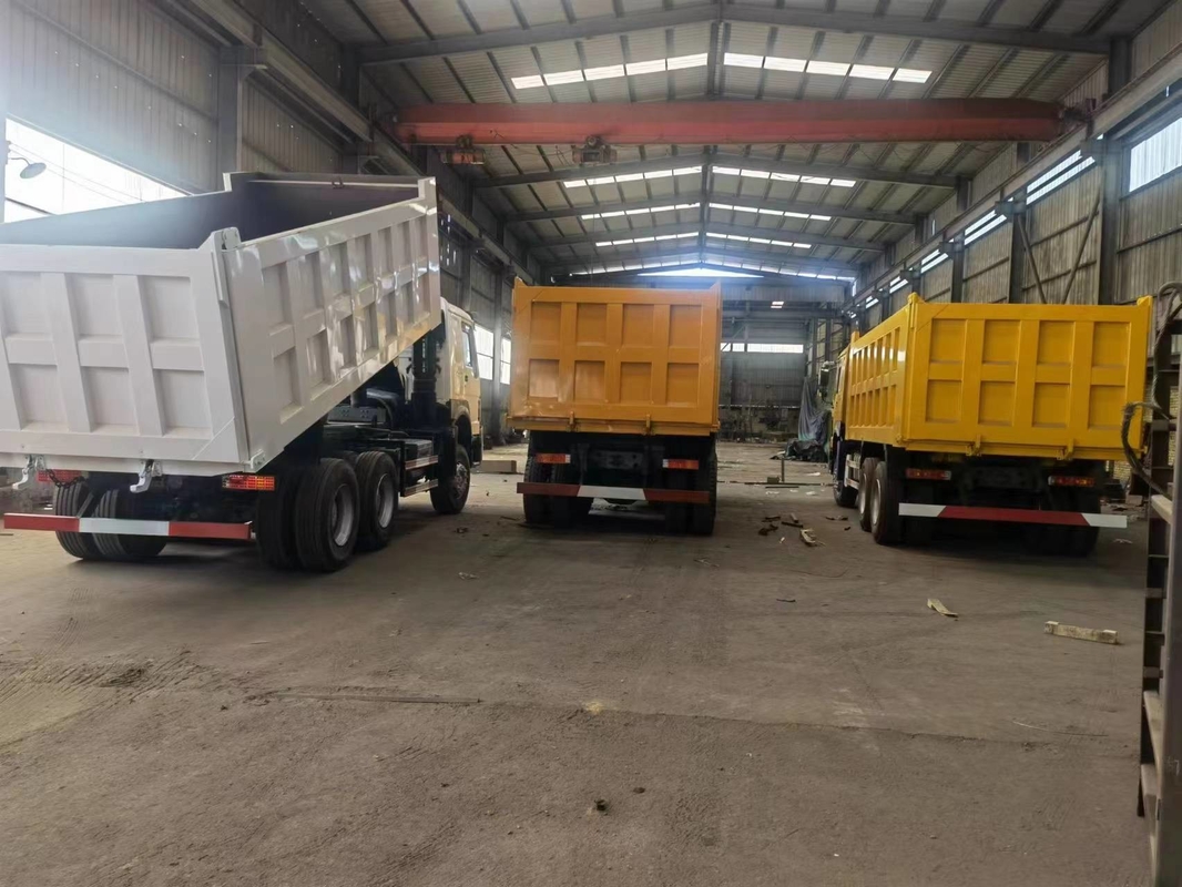 Tipper 6*4 8*4 από τα αριστερά προς τα δεξιά χρησιμοποιημένος οδήγηση εκφορτωτής Drive χεριών φορτηγών 371/375hp δεύτερος