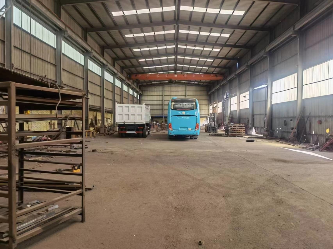Tipper 6*4 8*4 από τα αριστερά προς τα δεξιά χρησιμοποιημένος οδήγηση εκφορτωτής Drive χεριών φορτηγών 371/375hp δεύτερος