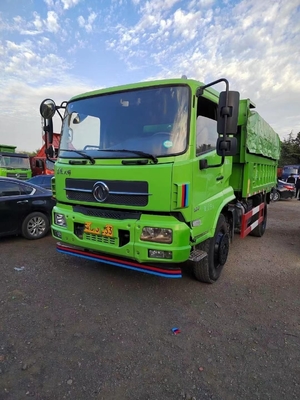 Ο αριστερός χρησιμοποιημένος εκφορτωτής εμπορικών σημάτων 4x2 Dongfeng φορτηγών απορρίψεων χρησιμοποίησε τα ελαφριά φορτηγά απορρίψεων καθήκοντος
