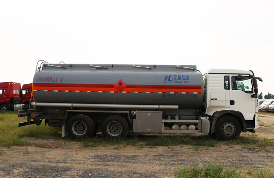 Σινοφόρο Howo 6*4 Τρόπος οδήγησης 10 Τεχνητό πετρελαϊκό φορτηγό 25 κυβικά 10 μέτρα μήκος LHD