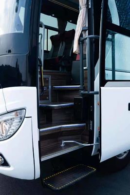 Ολοκαίνουργιος διπλός άξονας λεωφορείων ZK6126 Yutong με το άσπρο χρώμα 58 καθισμάτων στην οπίσθια μηχανή προώθησης